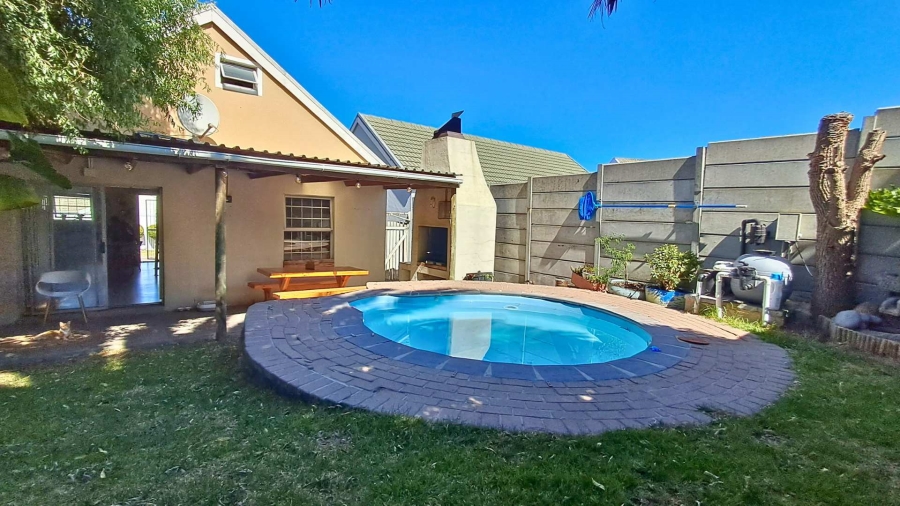 3 Bedroom Property for Sale in De Oude Spruit Western Cape